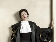 Cinzia Spanò nei panni della giudice Paola Di Nicola (credito foto © Laila Pozzo)