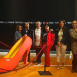 Checco Zalone posa con la Scarpetta Rossa al Teatro La Fenice