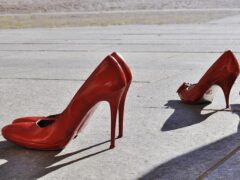Scarpe rosse contro la violenza sulle donne