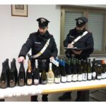 Le bottiglie di alcolici rinvenute dai Carabineri