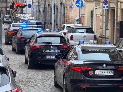 Auto dei Carabinieri lungo le strade di Senigallia