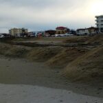 Lavori di realizzazione della pista di motociclismo sulla spiaggia di ponente