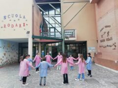 Bambini alla scuola primaria Rodari di Senigallia