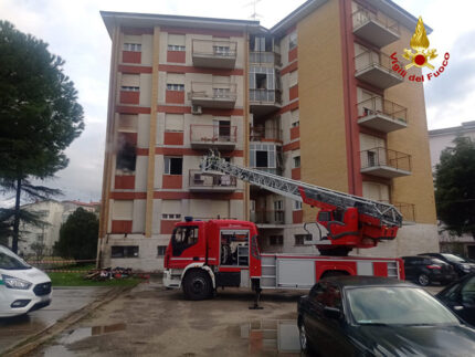 Incendio in appartamento in via Di Vittorio