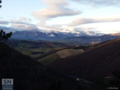 Alle spalle di Arcevia, la prima neve - Foto Graziella Marchese
