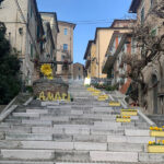 Scalinata di Corinaldo si tinge di giallo per il mese della donna