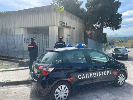 Carabinieri davanti alle Poste di Montemarciano