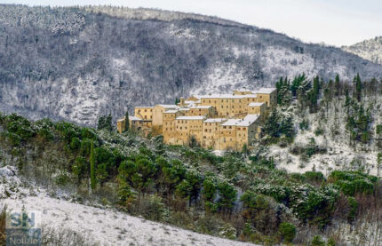 Spruzzi di neve sul Castello di Avacelli - Foto Giancarlo Rossi