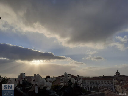 Dietro la nuvola... un raggio di sole - Foto Mirella Baldetti