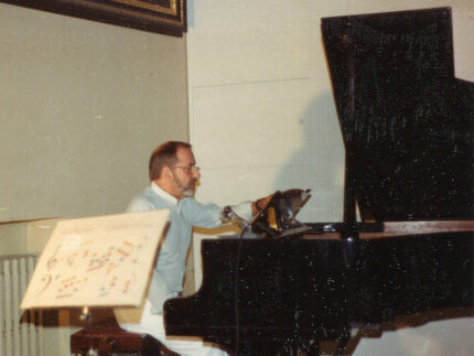 Eugenio Miccini, performance Sinfonia cromatica, Palazzetto Baviera, 1989