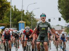 L’umbro Pietro Battistelli esultante sotto la pioggia - Foto Telari