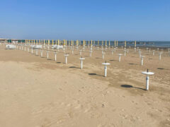 Spiaggia di Senigallia: stabilimenti balneari si preparano all'estate