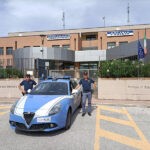 Agenti di Polizia davanti al Commissariato di Senigallia