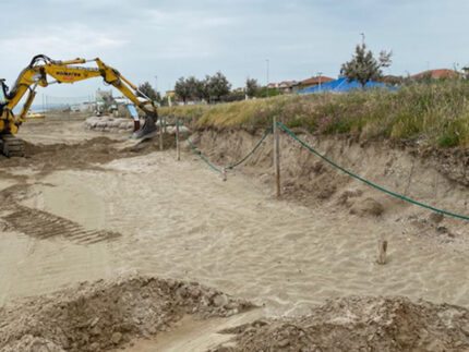 Dune sulla spiaggia di Senigallia erose o danneggiate dai lavori