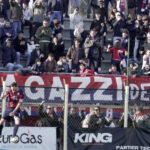 Denis Pesaresi esulta dopo un gol sotto la curva nord
