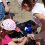 Bambini della scuola dell'infanzia "San Gaudenzio" in spiaggia