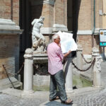 Gianluigi Mazzufferi in piazza Roma davanti al Monco in Piazza