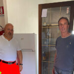 Massimo Montesi e Dario Perticaroli con frigo e vetrinetta donati a Potes Arcevia