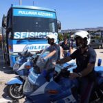 Pullman e moto della Polizia