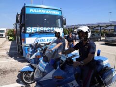 Pullman e moto della Polizia