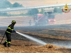Incendio in un campo a Montignano di Senigallia, l'intervento dei Vigili del Fuoco
