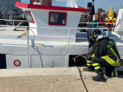 Intervento VVFF dopo esplosione su peschereccio nel porto di Senigallia