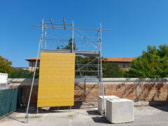 Struttura per il cartellone di inizio lavori a Villa Torlonia