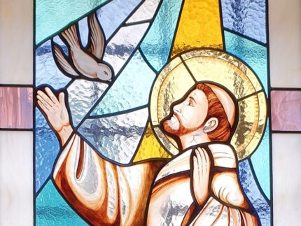 Vetrata a Ostra raffigurante San Francesco d'Assisi