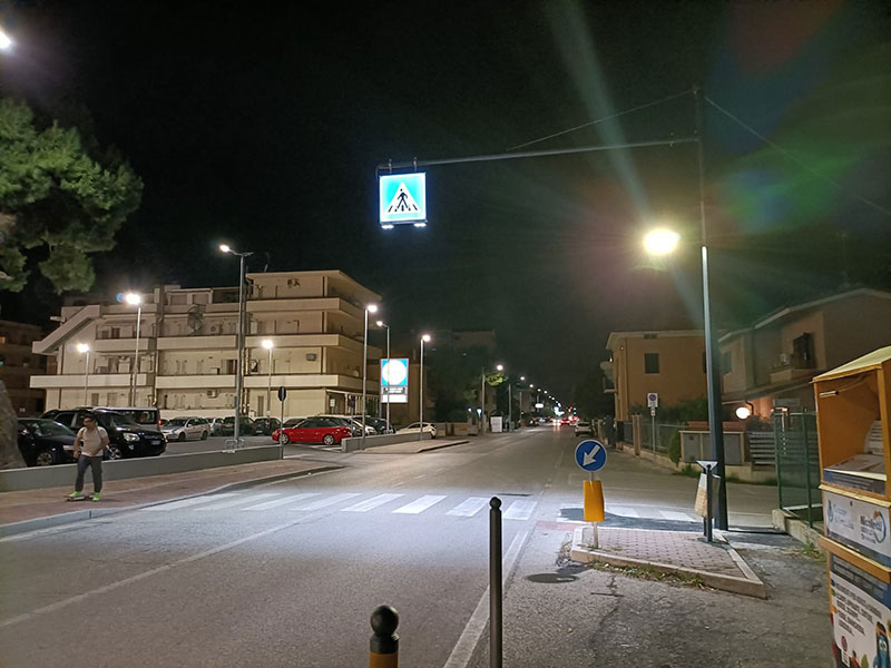 Attraversamento pedonale luminoso tra SS 16 e via Terni