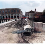 Ponte Garibaldi viene usato come deposito dei parapetti demoliti