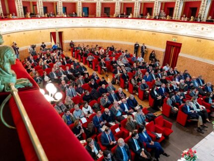 Platea del teatro della Fortuna di Fano in occasione del convegno promosso da BCC Fano