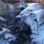 Auto ibrida in fiamme sul lungomare Mameli