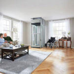 Coppia di anziani in casa