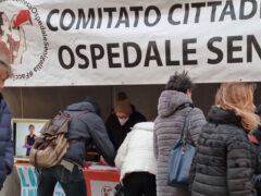 Gazebo del Comitato cittadino per la difesa dell'ospedale di Senigallia