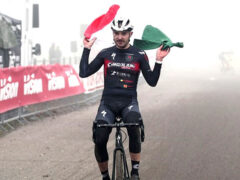 Il master Antonio Macculi, ancora avvolto dalla bandiera italiana