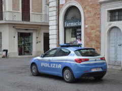 Polizia nei pressi di una farmacia di Senigallia