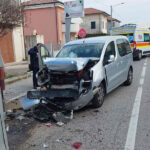Incidente: auto tampona autobus