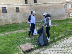 Volontari puliscono i giardini Palazzesi alla Rocca Roveresca di Senigallia
