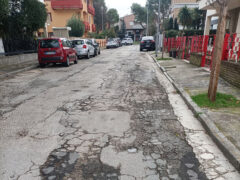 Via L'Aquila con asfalto in cattivo stato