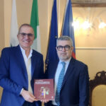 Luigino Bruni consegna Wine Pairing al sindaco Massimo Olivetti