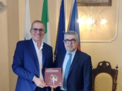 Luigino Bruni consegna Wine Pairing al sindaco Massimo Olivetti