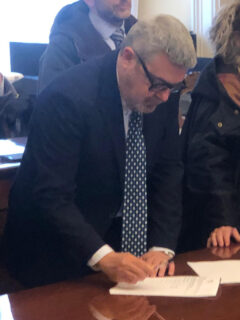 Il sindaco di Senigallia Olivetti sottoscrive il Contratto di Fiume