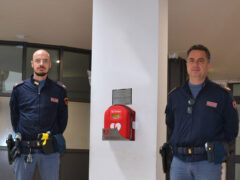Defibrillatore donato dalla Farmacia Pasquini alla Polizia di Senigallia
