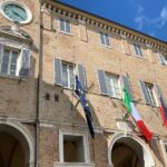 Bandiere a mezz'asta sul Palazzo Comunale di Senigallia