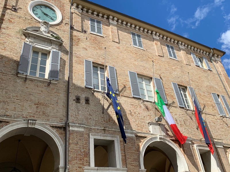 Bandiere a mezz'asta sul Palazzo Comunale di Senigallia
