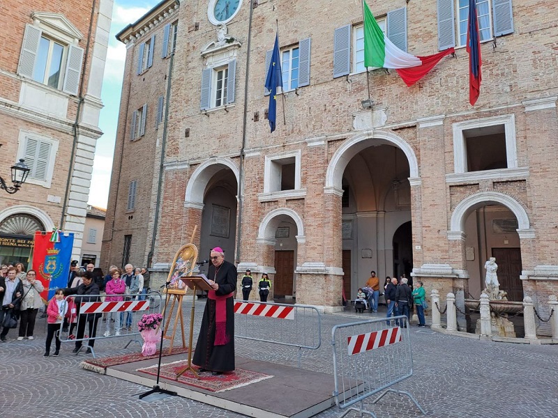 Il vescovo Manenti in piazza Roma in occasione della ricorrenza di San Paolino