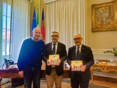 Consegna in Comune del catalogo della mostra "BeatleSenigallia Città della Fotografia"