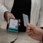 Pagamenti digitali con smartphone e carta