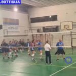 Lancio in campo della seconda bottiglia (cerchiata in blu)