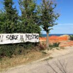 Protesta dei residenti per l'antenna in corso di realizzazione sulla collina del Cavallo